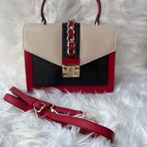Sac à main à rabat rouge, noir et beige